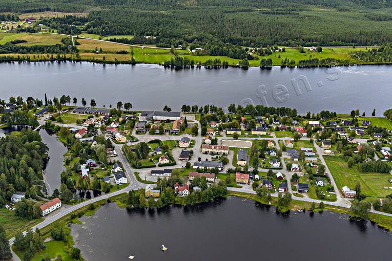 Flygfoto över Backe backe, Backesjön, drönarbild, drönarbilder, drönarfoto, Fjällsjön, Fjällsjöälven, flygbild, flygbilder, Flygfoto, flygfoton, Jämtland, samhällen, sommar
