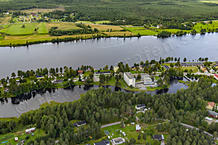Flygfoto över Backe backe, drönarbild, drönarbilder, drönarfoto, Fjällsjön, Fjällsjöälven, flygbild, flygbilder, Flygfoto, flygfoton, Jämtland, lasarett, samhällen, sjukhus, sjukstuga, sommar