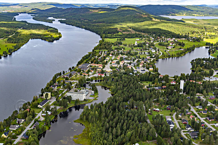 Flygfoto över Backe backe, Backesjön, drönarbild, drönarbilder, drönarfoto, Fjällsjön, Fjällsjöälven, flygbild, flygbilder, Flygfoto, flygfoton, Jämtland, lasarett, Långnäset, samhällen, sjukhus, sjukstuga, sommar