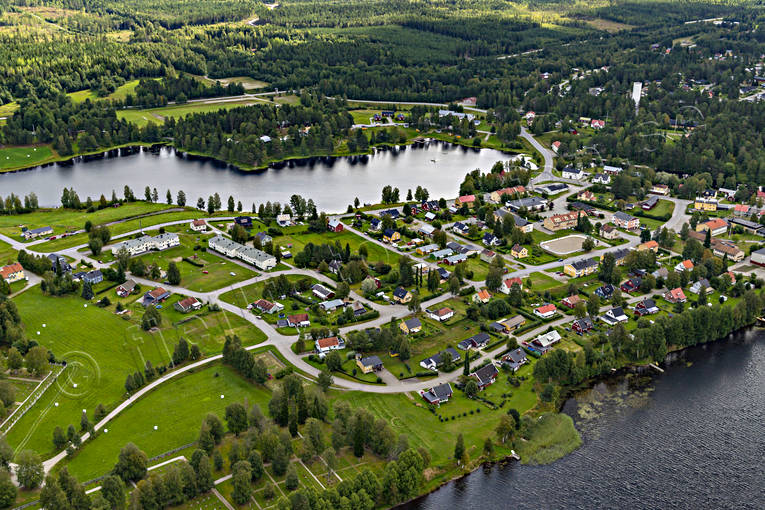 Flygfoto över Backe backe, Backesjön, drönarbild, drönarbilder, drönarfoto, flygbild, flygbilder, Flygfoto, flygfoton, Jämtland, samhällen, sommar