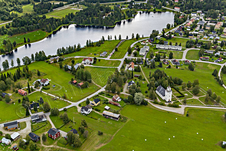 Flygfoto över Backe backe, Backesjön, drönarbild, drönarbilder, drönarfoto, flygbild, flygbilder, Flygfoto, flygfoton, Jämtland, kyrka, kyrkor, samhällen, sommar