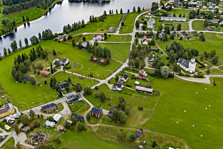 Flygfoto över Backe backe, Backesjön, drönarbild, drönarbilder, drönarfoto, flygbild, flygbilder, Flygfoto, flygfoton, Jämtland, kyrka, kyrkor, samhällen, sommar