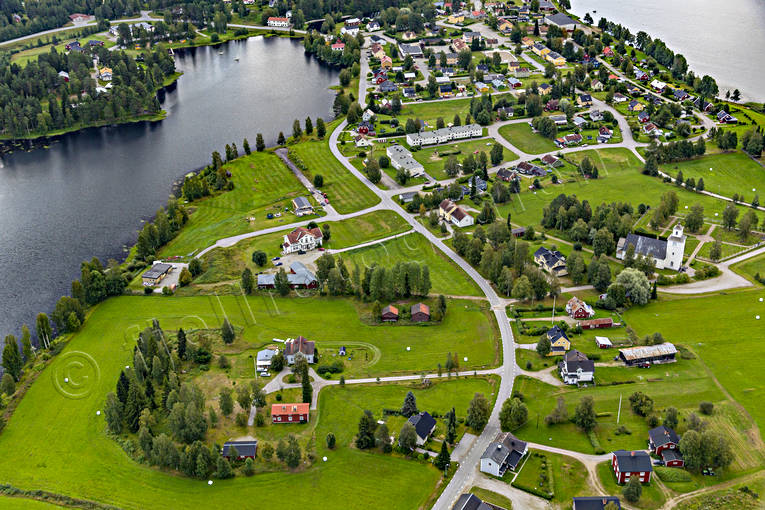 Flygfoto över Backe backe, Backesjön, drönarbild, drönarbilder, drönarfoto, flygbild, flygbilder, Flygfoto, flygfoton, Jämtland, kyrka, kyrkor, samhällen, sommar