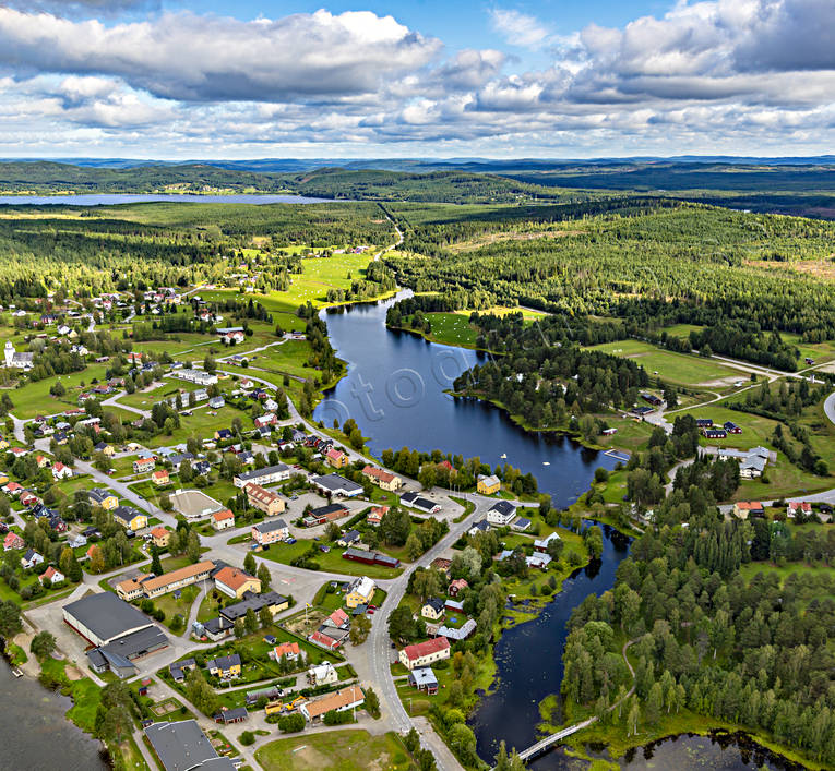 Flygfoto över Backe backe, Backesjön, drönarbild, drönarbilder, drönarfoto, flygbild, flygbilder, Flygfoto, flygfoton, Jämtland, samhällen, sommar