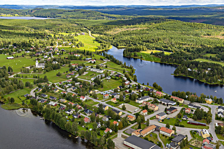 Flygfoto över Backe backe, Backesjön, drönarbild, drönarbilder, drönarfoto, flygbild, flygbilder, Flygfoto, flygfoton, Jämtland, samhällen, sommar