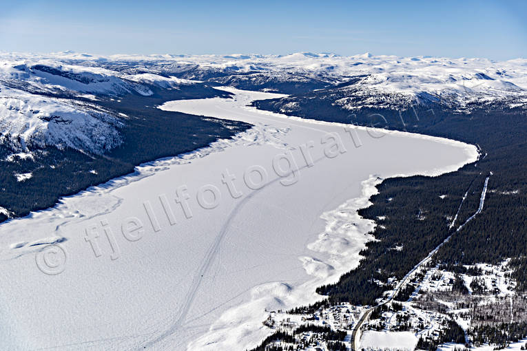 Flygfoto över Borgasjön borga, Borgasjön, Buarkanjaevrie, drönarbild, drönarbilder, drönarfoto, flygbild, flygbilder, Flygfoto, flygfoton, Landskap, lappland, vinter