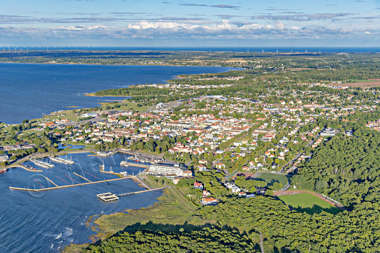 Flygfoto över Borgholm Borgholm, drönarbilder, drönarfoto, fiskehamn, flygbild, flygbilder, Flygfoto, flygfoton, gästhamn, hamnen, samhällen, småbåtshamn, sommar, Öland