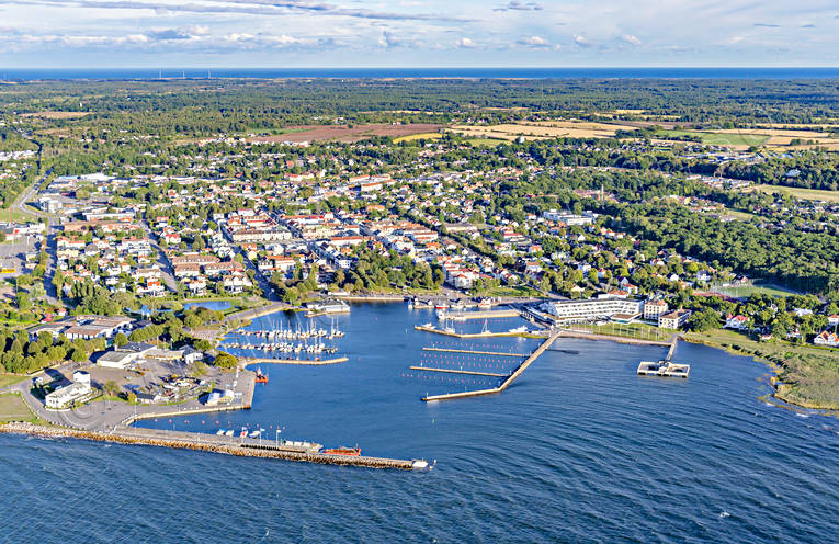 Flygfoto över Borgholm Borgholm, drönarbilder, drönarfoto, fiskehamn, flygbild, flygbilder, Flygfoto, flygfoton, gästhamn, hamnen, pir, samhällen, småbåtshamn, sommar, vågbrytare, Öland