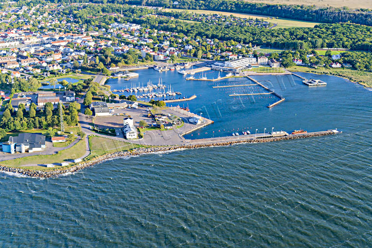 Flygfoto över Borgholm Borgholm, drönarbilder, drönarfoto, fiskehamn, flygbild, flygbilder, Flygfoto, flygfoton, gästhamn, hamnen, pir, reningsverk, samhällen, småbåtshamn, sommar, vågbrytare, Öland