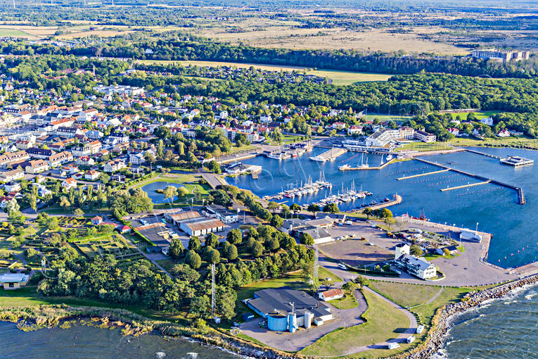Flygfoto över Borgholm Borgholm, drönarbilder, drönarfoto, fiskehamn, flygbild, flygbilder, Flygfoto, flygfoton, gästhamn, hamnen, reningsverk, samhällen, småbåtshamn, sommar, Öland