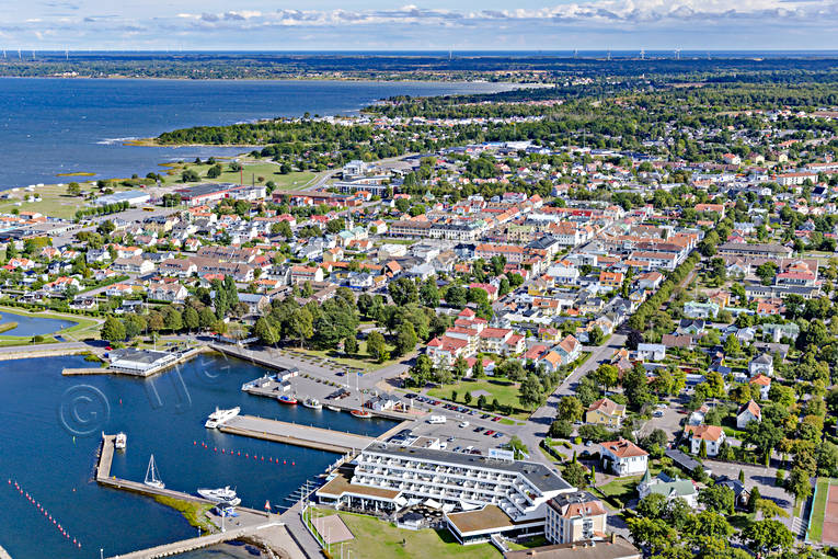 Flygfoto över Borgholm Borgholm, drönarbilder, drönarfoto, flygbild, flygbilder, Flygfoto, flygfoton, gästhamn, hamn, hamnen, samhällen, småbåtshamn, sommar, Öland