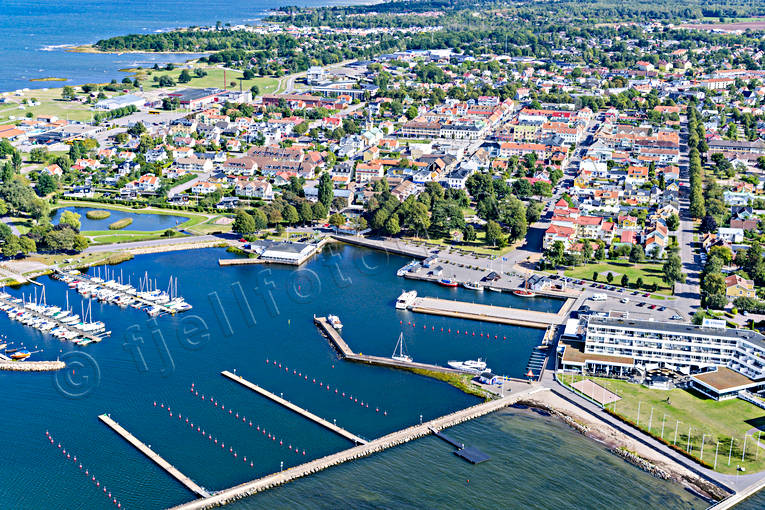 Flygfoto över Borgholm Borgholm, drönarbilder, drönarfoto, flygbild, flygbilder, Flygfoto, flygfoton, gästhamn, hamn, hamnen, samhällen, småbåtshamn, sommar, Öland