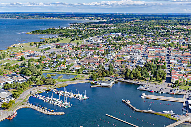 Flygfoto över Borgholm Borgholm, drönarbilder, drönarfoto, flygbild, flygbilder, Flygfoto, flygfoton, gästhamn, hamn, hamnen, samhällen, småbåtshamn, sommar, Öland