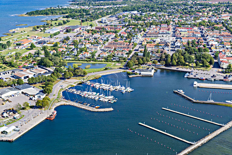 Flygfoto över Borgholm Borgholm, drönarbilder, drönarfoto, flygbild, flygbilder, Flygfoto, flygfoton, gästhamn, hamn, hamnen, samhällen, småbåtshamn, sommar, Öland