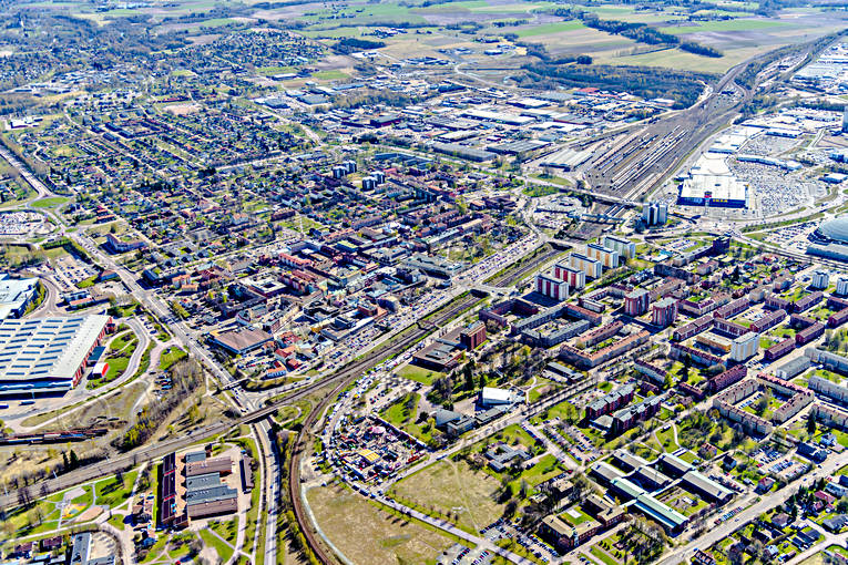 Flygfoto över Borlänge banvall, Borlänge, Dalarna, drönarbilder, drönarfoto, flygbild, flygbilder, Flygfoto, flygfoton, järnvägsknut, städer, vår