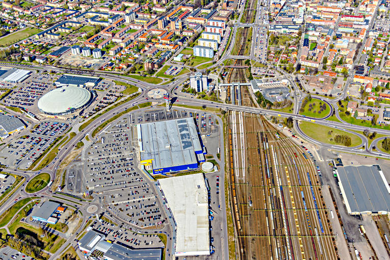 Flygfoto över Borlänge banvall, Borlänge, Dalarna, drönarbilder, drönarfoto, flygbild, flygbilder, Flygfoto, flygfoton, IKEA, järnvägsknut, Kupolen, städer, vår