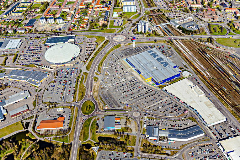 Flygfoto över Borlänge banvall, Borlänge, Dalarna, drönarbilder, drönarfoto, flygbild, flygbilder, Flygfoto, flygfoton, IKEA, järnvägsknut, Kupolen, städer, vår