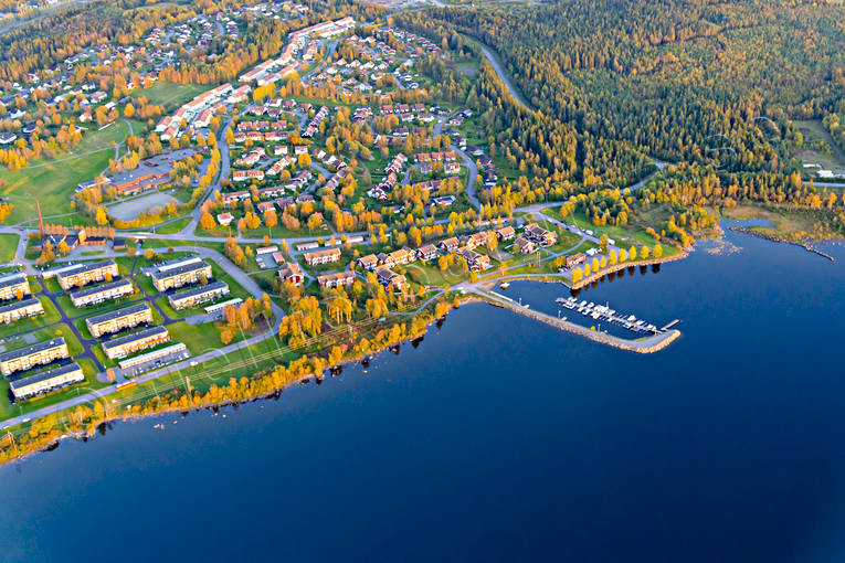 Flygfoto över Brunflo Brunflo, drönarbilder, drönarfoto, flygbild, flygbilder, Flygfoto, flygfoton, hamn, höst, Jämtland, samhällen, Sjövägen, småbåtshamn