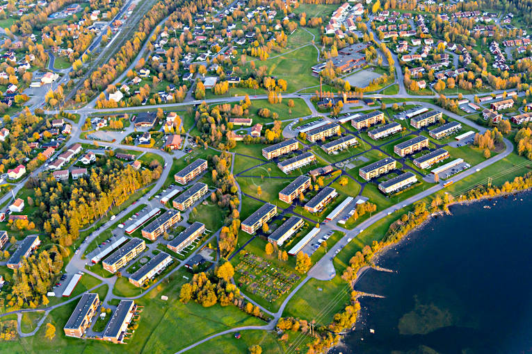 Flygfoto över Brunflo Brunflo, drönarbilder, drönarfoto, flygbild, flygbilder, Flygfoto, flygfoton, höst, Jämtland, samhällen, Sjövägen