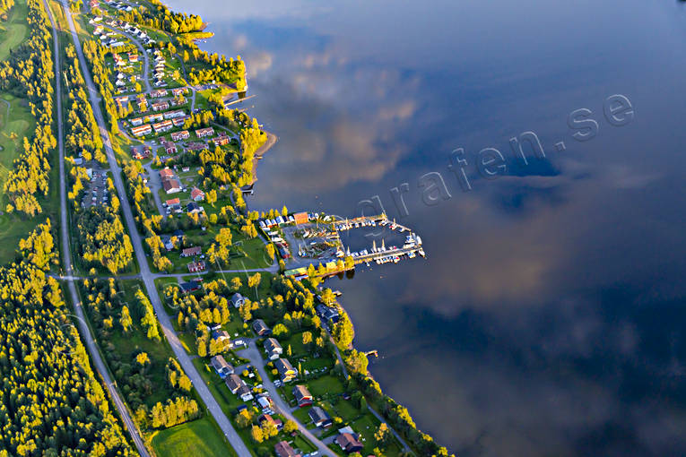 Flygfoto över Dvärsätt drönarbild, drönarbilder, drönarfoto, Dvärsätt, flygbild, flygbilder, Flygfoto, flygfoton, hamn, Jämtland, Krokomsviken, samhällen, småbåtshamn, sommar, Storsjön