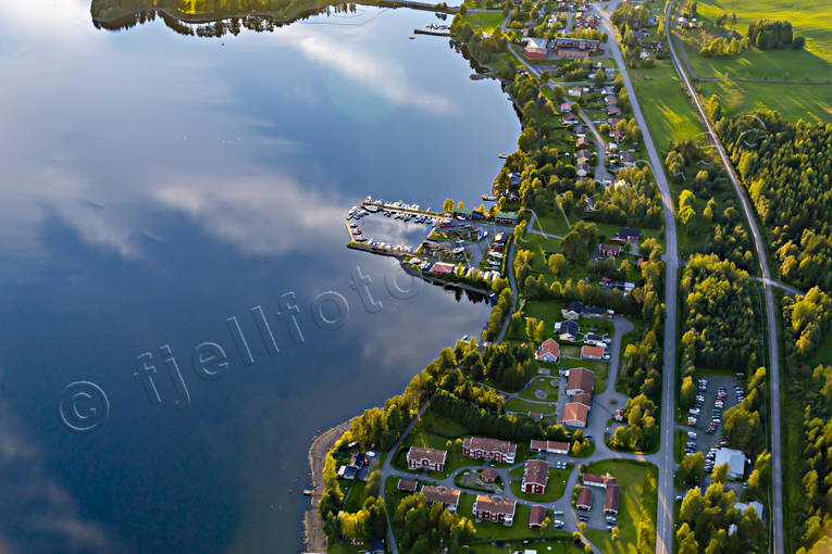 Flygfoto över Dvärsätt drönarbild, drönarbilder, drönarfoto, Dvärsätt, flygbild, flygbilder, Flygfoto, flygfoton, Jämtland, Krokomsviken, samhällen, sommar, Storsjön