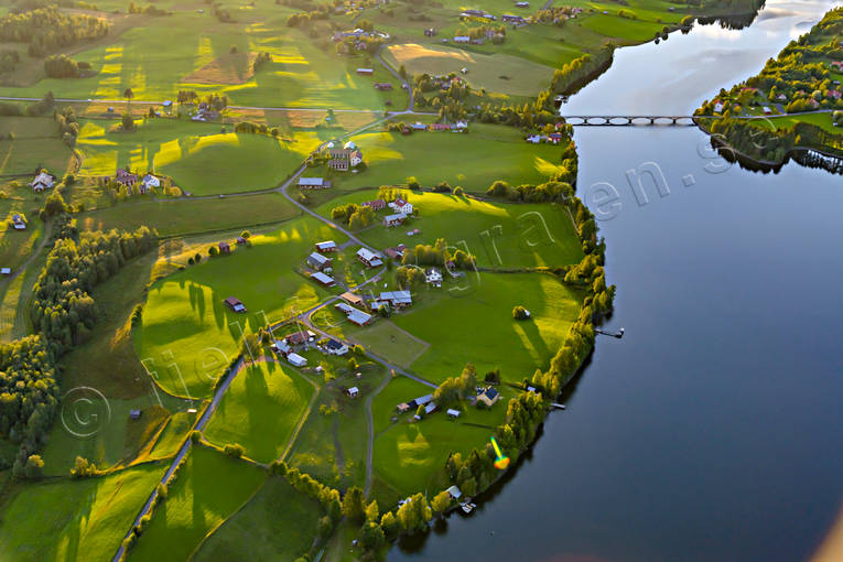 Flygfoto över Dvärsätt drönarbild, drönarbilder, drönarfoto, Dvärsätt, flygbild, flygbilder, Flygfoto, flygfoton, Jämtland, Krokomsviken, samhällen, sommar, Storsjön