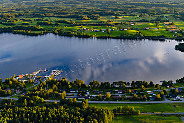 Flygfoto över Dvärsätt drönarbild, drönarbilder, drönarfoto, Dvärsätt, flygbild, flygbilder, Flygfoto, flygfoton, hamn, Jämtland, Krokomsviken, samhällen, småbåtshamn, sommar, Storsjön