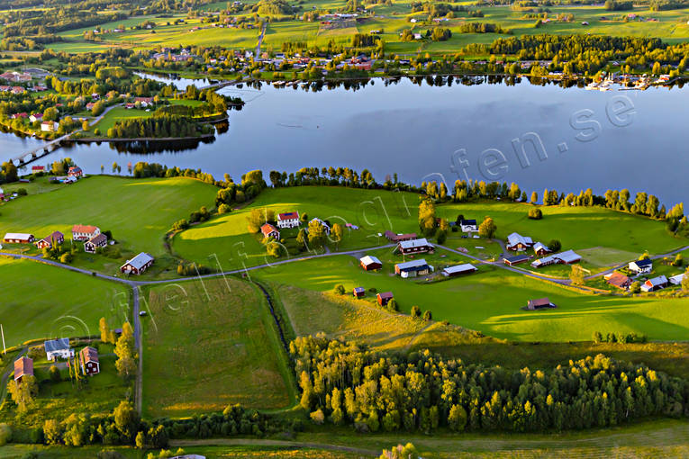 Flygfoto över Dvärsätt drönarbild, drönarbilder, drönarfoto, Dvärsätt, Fannbyn, flygbild, flygbilder, Flygfoto, flygfoton, Jämtland, Krokomsviken, samhällen, sommar, Storsjön