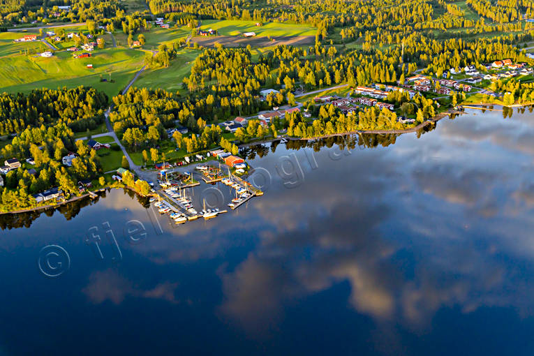 Flygfoto över Dvärsätt drönarbild, drönarbilder, drönarfoto, Dvärsätt, flygbild, flygbilder, Flygfoto, flygfoton, hamn, Jämtland, Krokomsviken, samhällen, småbåtshamn, sommar, Storsjön