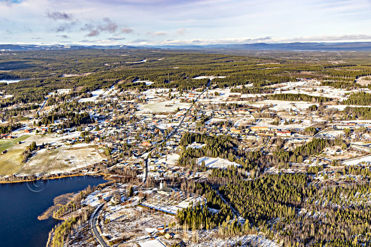 Flygfoto över Föllinge drönarbild, drönarbilder, drönarfoto, flygbild, flygbilder, Flygfoto, flygfoton, Föllinge, Föllingesjön, höst, Jämtland, samhällen