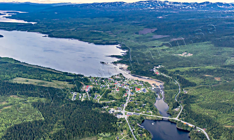 Flygfoto över Gäddede drönarbilder, drönarfoto, flygbild, flygbilder, Flygfoto, flygfoton, Frostviken, Gäddede, Jämtland, samhällen, sommar, Ströms Vattudal