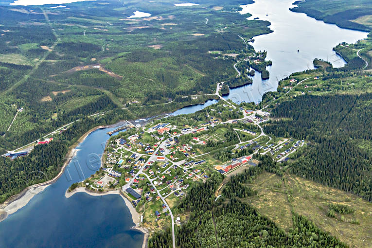 Flygfoto över Gäddede drönarbilder, drönarfoto, flygbild, flygbilder, Flygfoto, flygfoton, Frostviken, Gäddede, Hetögeln, Jämtland, kraftstation, Kvarnbergsvattnet, samhällen, sommar, Ströms Vattudal, vattenkraft