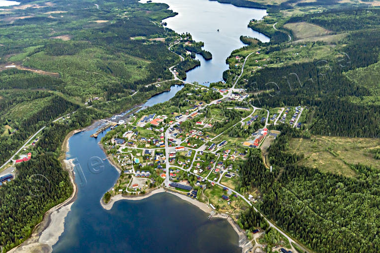 Flygfoto över Gäddede drönarbilder, drönarfoto, flygbild, flygbilder, Flygfoto, flygfoton, Frostviken, Gäddede, Hetögeln, Jämtland, kraftstation, Kvarnbergsvattnet, samhällen, sommar, Ströms Vattudal, vattenkraft