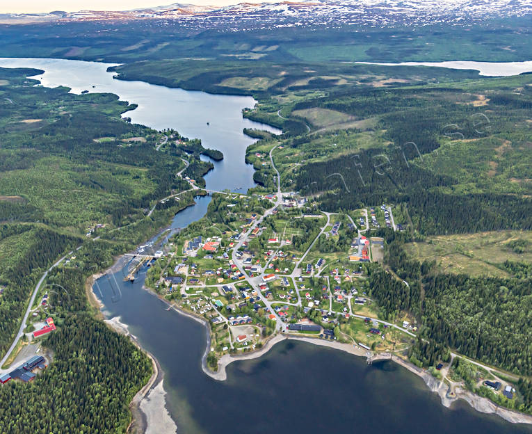 Flygfoto över Gäddede drönarbilder, drönarfoto, flygbild, flygbilder, Flygfoto, flygfoton, Frostviken, Gäddede, Jämtland, samhällen, sommar, Ströms Vattudal