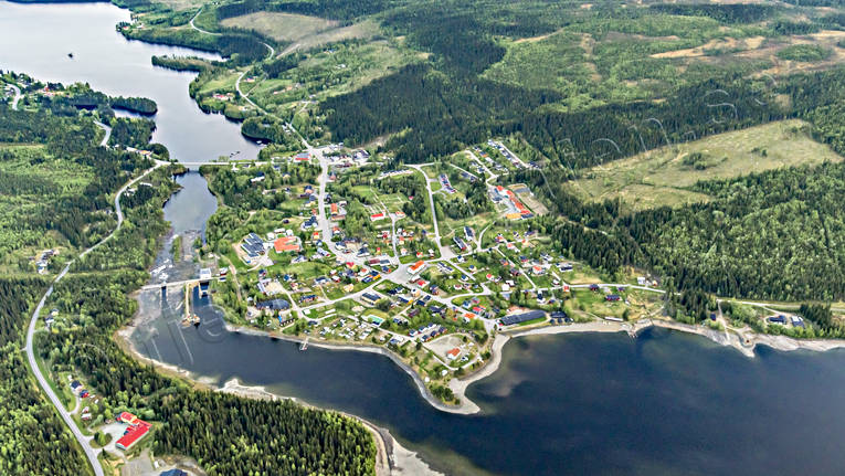 Flygfoto över Gäddede drönarbilder, drönarfoto, flygbild, flygbilder, Flygfoto, flygfoton, Frostviken, Gäddede, Jämtland, samhällen, sommar, Ströms Vattudal