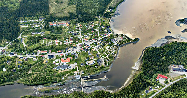 Flygfoto över Gäddede drönarbilder, drönarfoto, flygbild, flygbilder, Flygfoto, flygfoton, Frostviken, Gäddede, Jämtland, kraftstation, Kvarnbergsvattnet, samhällen, sommar, Ströms Vattudal, vattenkraft