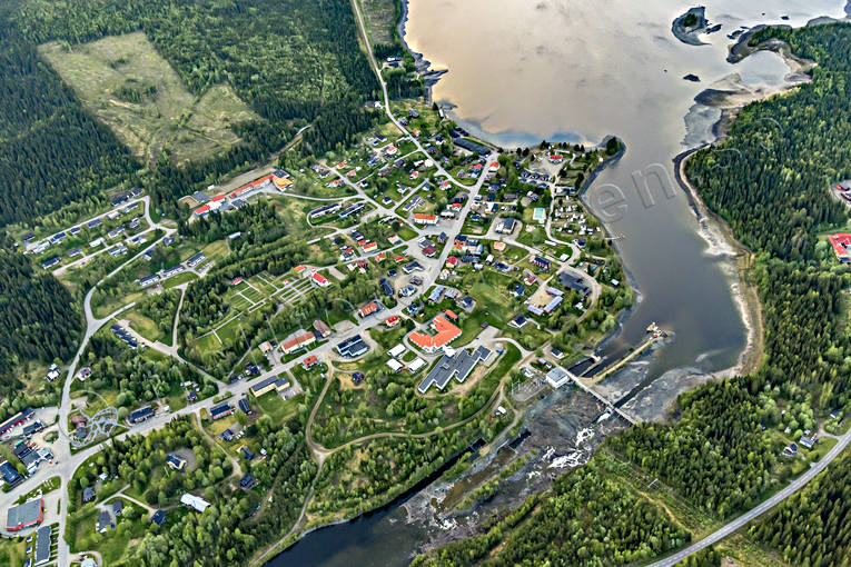 Flygfoto över Gäddede drönarbilder, drönarfoto, flygbild, flygbilder, Flygfoto, flygfoton, Frostviken, Gäddede, Jämtland, kraftstation, Kvarnbergsvattnet, samhällen, sommar, Ströms Vattudal, vattenkraft