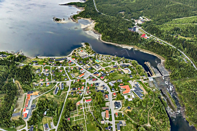 Flygfoto över Gäddede drönarbilder, drönarfoto, flygbild, flygbilder, Flygfoto, flygfoton, Frostviken, Gäddede, Jämtland, samhällen, sommar, Ströms Vattudal
