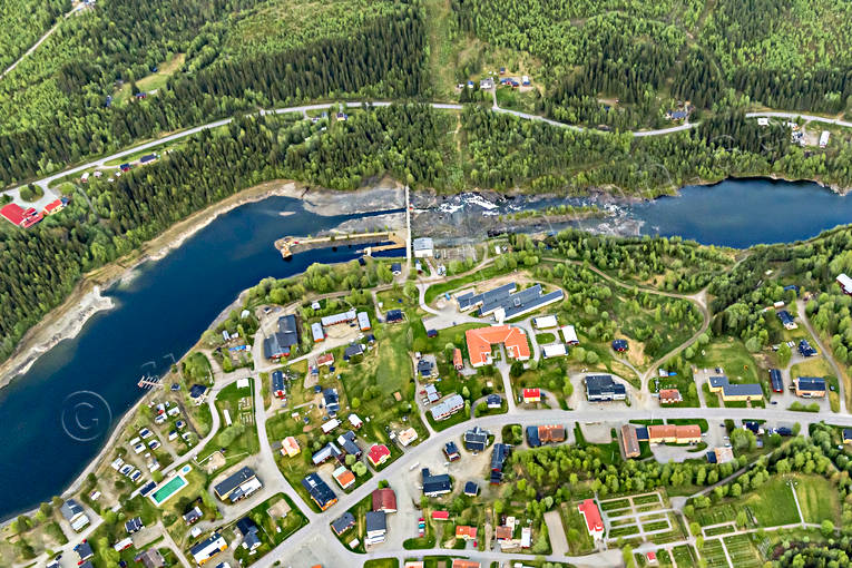 Flygfoto över Gäddede drönarbilder, drönarfoto, flygbild, flygbilder, Flygfoto, flygfoton, Frostviken, Gäddede, Jämtland, samhällen, sommar, Ströms Vattudal