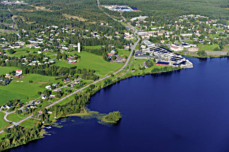 Flygfoto över Hammerdal drönarbilder, drönarfoto, flygbild, flygbilder, Flygfoto, flygfoton, Hammerdal, Hammerdalssjön, Jämtland, samhällen, sommar, sågverk, vattentorn, Åsen