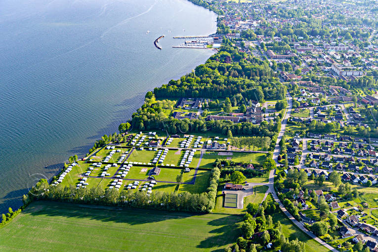 Flygfoto över Hjo camping, drönarbild, drönarbilder, drönarfoto, flygbild, flygbilder, Flygfoto, flygfoton, Hjo, husvagnscamping, husvagnsparkering, samhällen, Sjöberg, Sjöryd, sommar, Västergötland