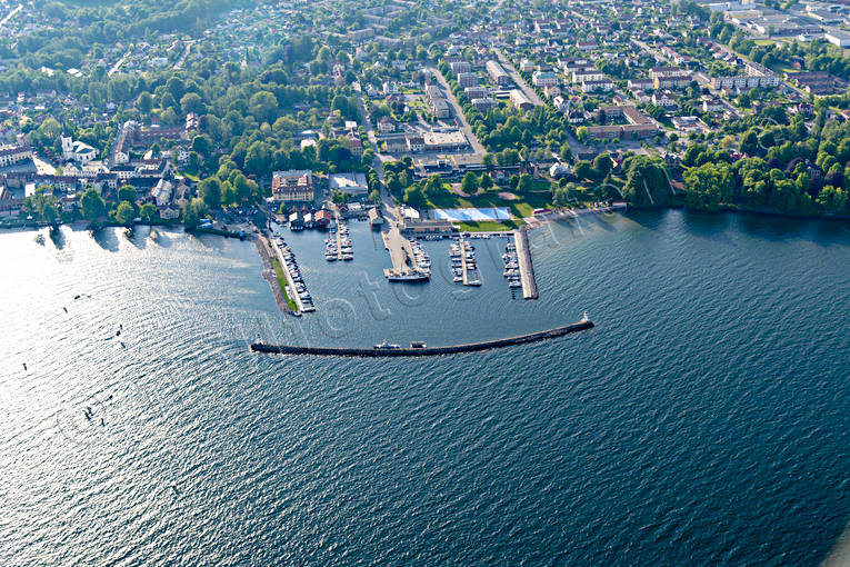 Flygfoto över Hjo drönarbild, drönarbilder, drönarfoto, flygbild, flygbilder, Flygfoto, flygfoton, hamnen, Hjo, samhällen, småbåtshamn, sommar, Västergötland, vättern