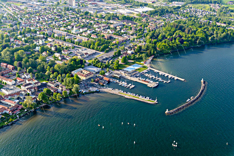 Flygfoto över Hjo drönarbild, drönarbilder, drönarfoto, flygbild, flygbilder, Flygfoto, flygfoton, hamnen, Hjo, samhällen, småbåtshamn, sommar, Västergötland, vättern