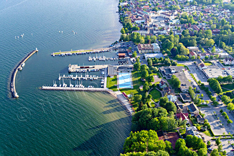 Flygfoto över Hjo drönarbild, drönarbilder, drönarfoto, flygbild, flygbilder, Flygfoto, flygfoton, hamnen, Hjo, samhällen, småbåtshamn, sommar, Västergötland