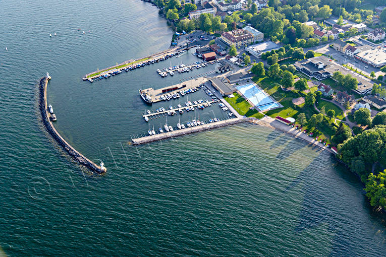 Flygfoto över Hjo drönarbild, drönarbilder, drönarfoto, flygbild, flygbilder, Flygfoto, flygfoton, hamnen, Hjo, samhällen, småbåtshamn, sommar, Västergötland