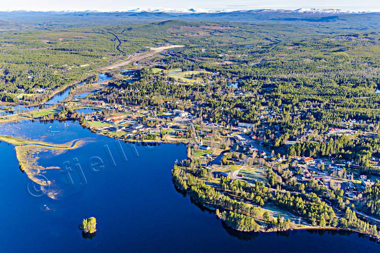 Flygfoto över Idre Dalarna, flygbild, flygbilder, flygfoto, flygfoton, flygfält, Idre, Idresjön, samhällen, vår