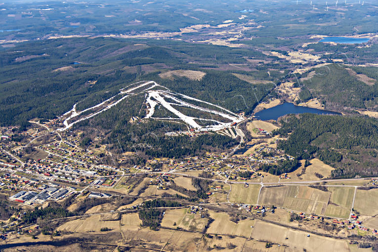 Flygfoto över Järvsö drönarbilder, drönarfoto, flygbild, flygbilder, Flygfoto, flygfoton, Hälsingland, Järvsö, Järvsöbacken, nedfarter, samhällen, skidbackar, vår, Öje, Öjeberget