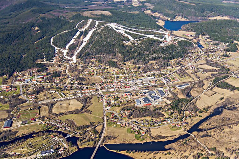 Flygfoto över Järvsö drönarbilder, drönarfoto, flygbild, flygbilder, Flygfoto, flygfoton, Hälsingland, Järvsö, Järvsöbacken, nedfarter, samhällen, skidbackar, vår, Öje, Öjeberget