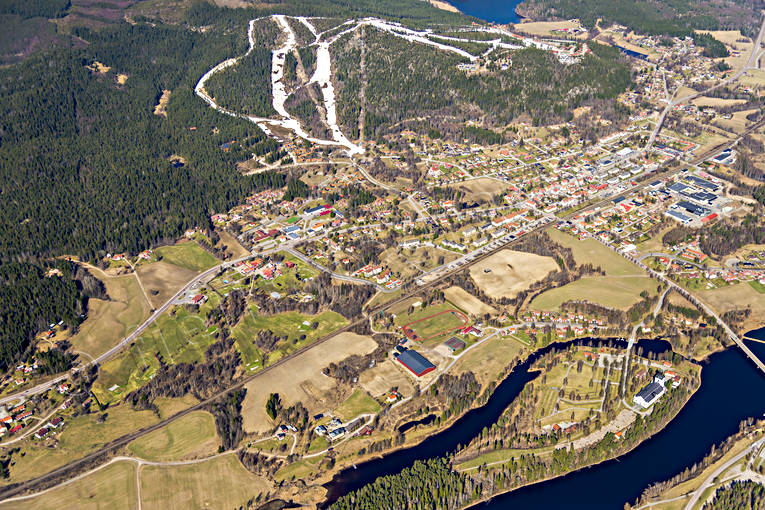 Flygfoto över Järvsö drönarbilder, drönarfoto, flygbild, flygbilder, Flygfoto, flygfoton, Hälsingland, Järvsö, Järvsöbacken, nedfarter, samhällen, skidbackar, vår, Öje, Öjeberget