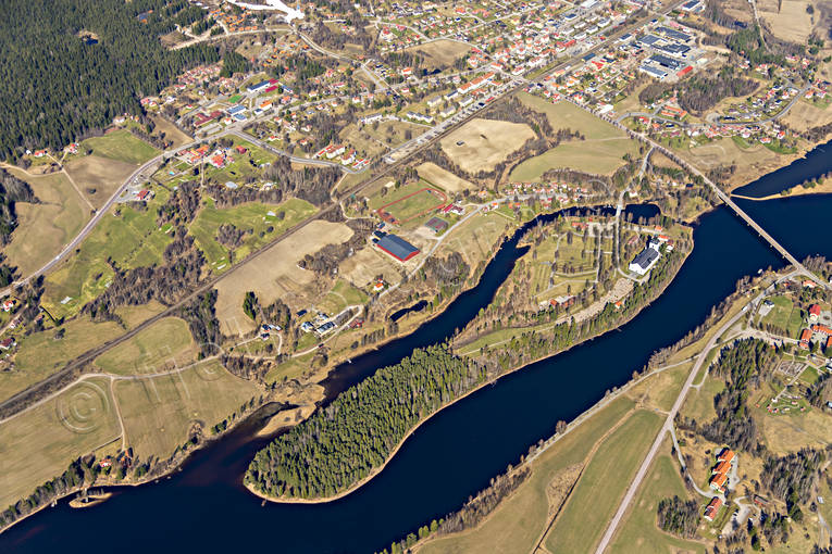 Flygfoto över Järvsö drönarbilder, drönarfoto, flygbild, flygbilder, Flygfoto, flygfoton, Hälsingland, Järvsö, Järvsöbacken, Kyrkön, nedfarter, samhällen, skidbackar, vår, Öje, Öjeberget